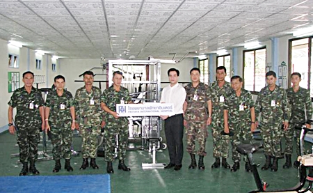 Lt. Col. Sutthichai Sornlump, commanding officer of the 2nd Infantry Battalion, 21st Infantry Regiment, Queen’s Guard receives a generous donation of fitness equipment from Panond Viravaidya, executive of the Pattaya International Corporation (Thailand) Group of companies representing the Pattaya International Hospital and Sugar Hut Resort. The military fitness program is code named ‘Twenty First Fitness’.